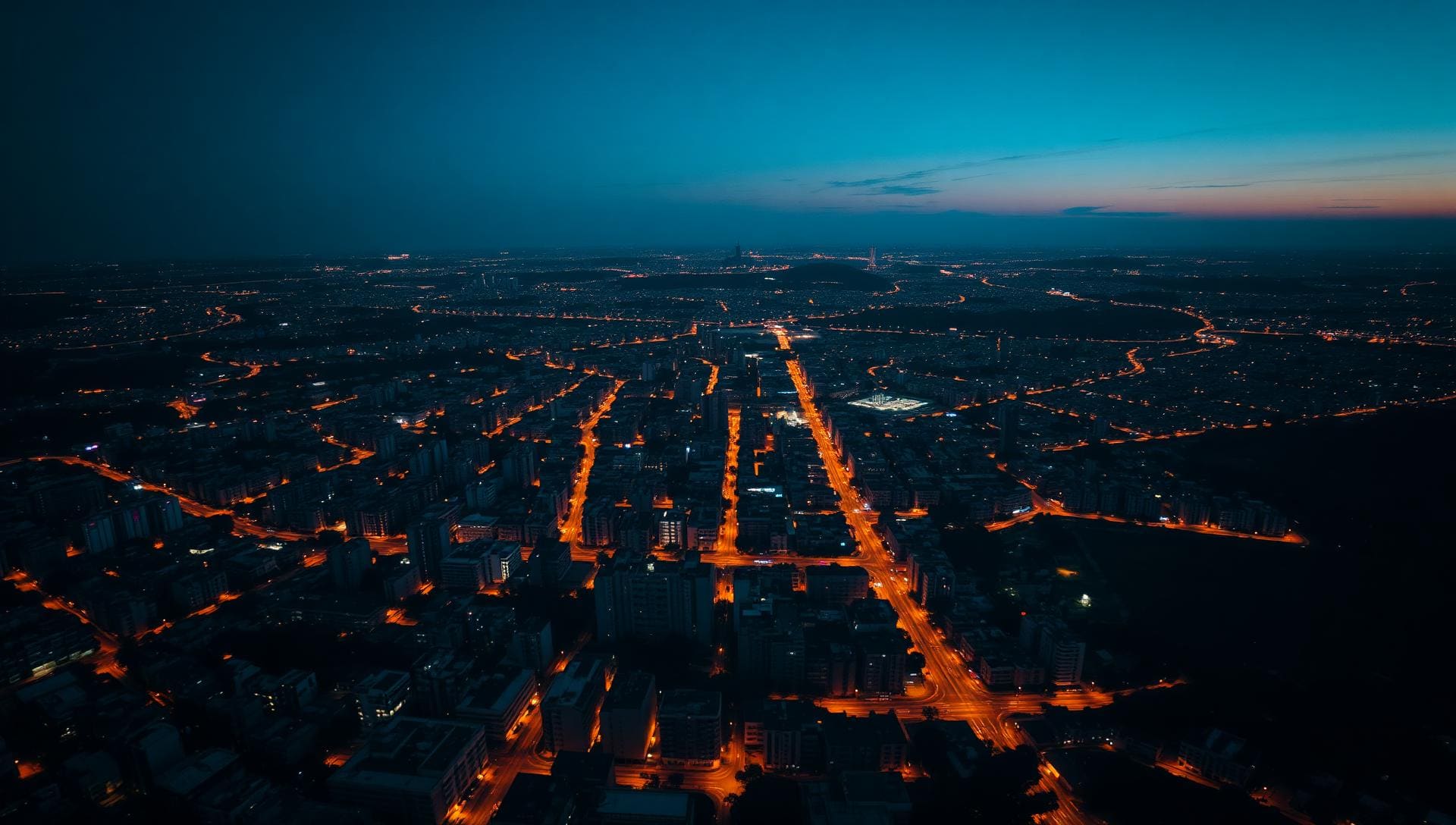 Vista aérea de cidade brasileira ao entardecer