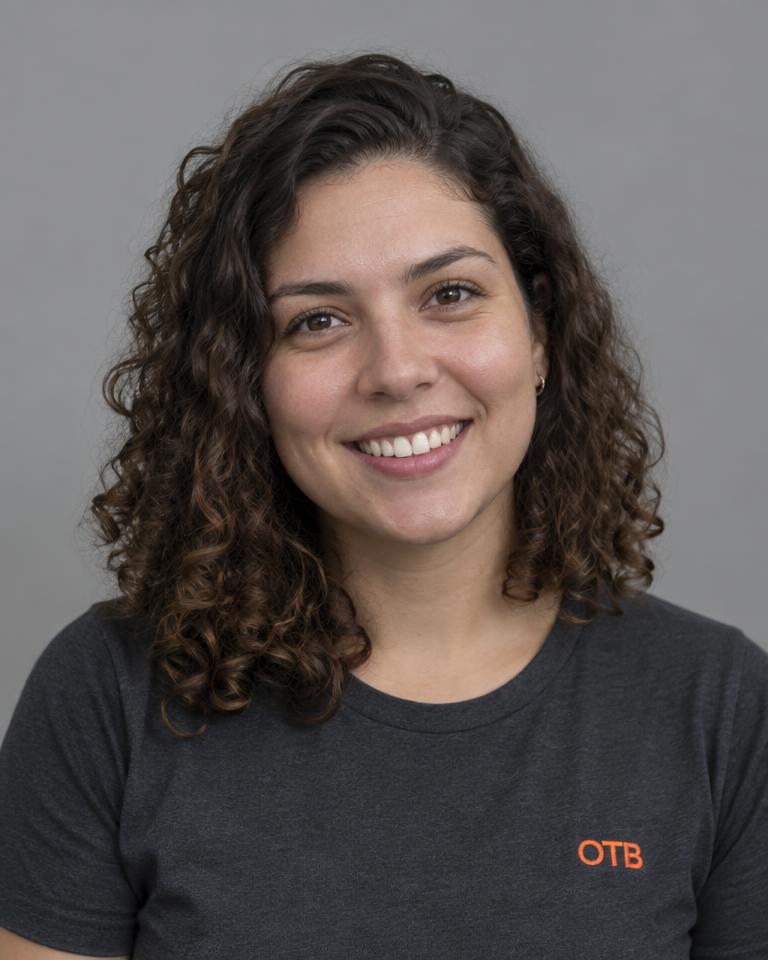 Retrato de Bianca Almendrez, Coordenadora de Pessoas e Cultura do Grupo OTB