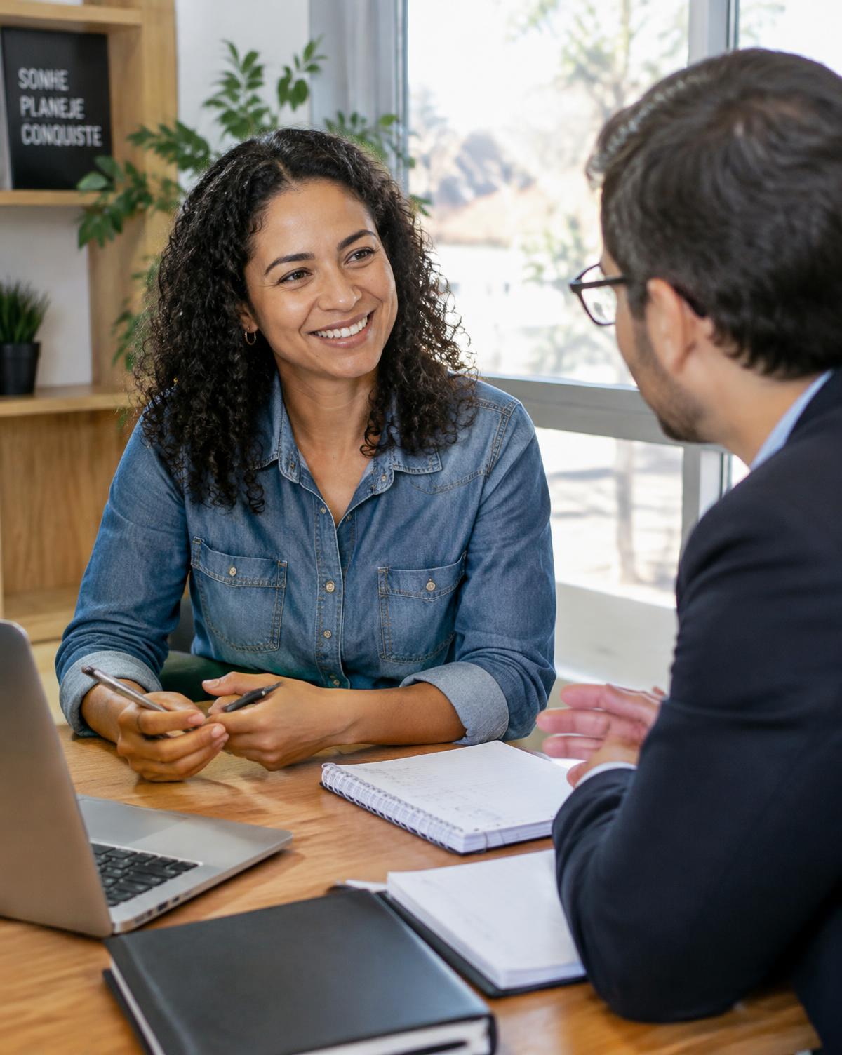 Consultora da OTB conversando com cliente sobre o projeto