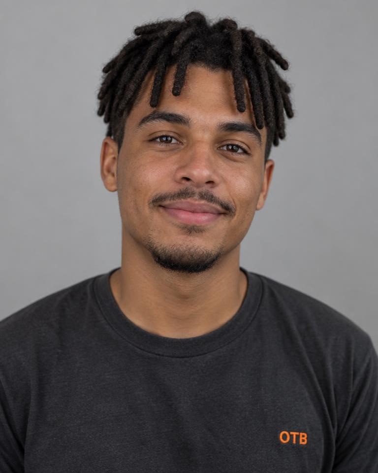 Retrato de Felipe Ancelmar, Editor de Vídeo e Motion do Grupo OTB
