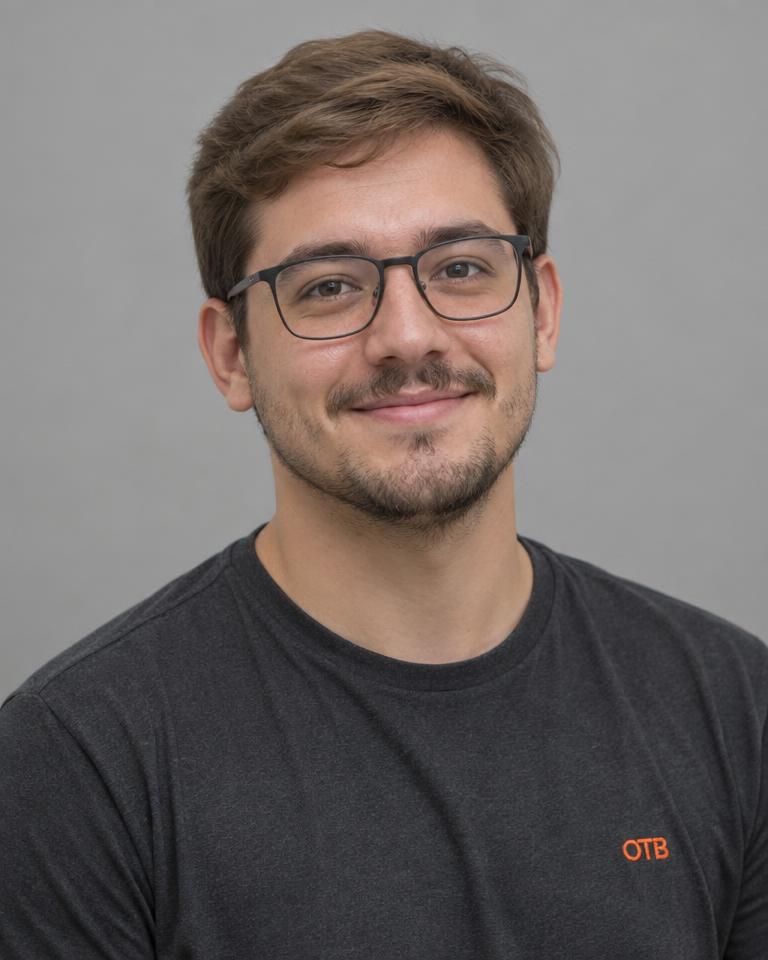 Retrato de Vinícius Domingaz, Estrategista de Conteúdo do Grupo OTB